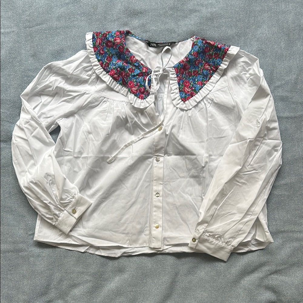 White Blouse with Floral Collar   🌸 3 for $17